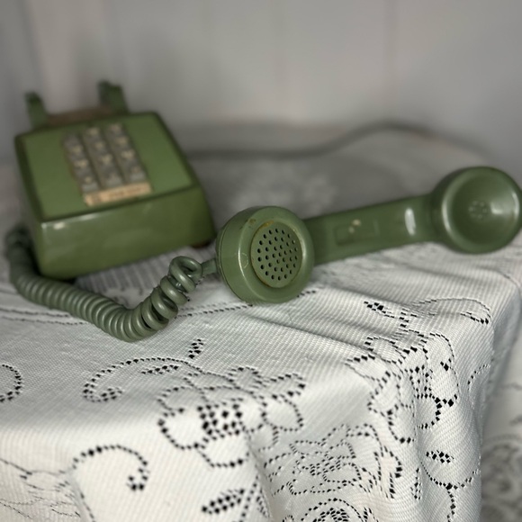 Vintage Avocado Green Rotary Phone - Picture 2 of 6